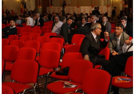 Delegaţii bihoreni, care l-au susţinut pe Vasile Blaga, au fost aşezaţi în fundul sălii la congres, astfel că nici nu s-au văzut de susţinătorii premierului Emil Boc